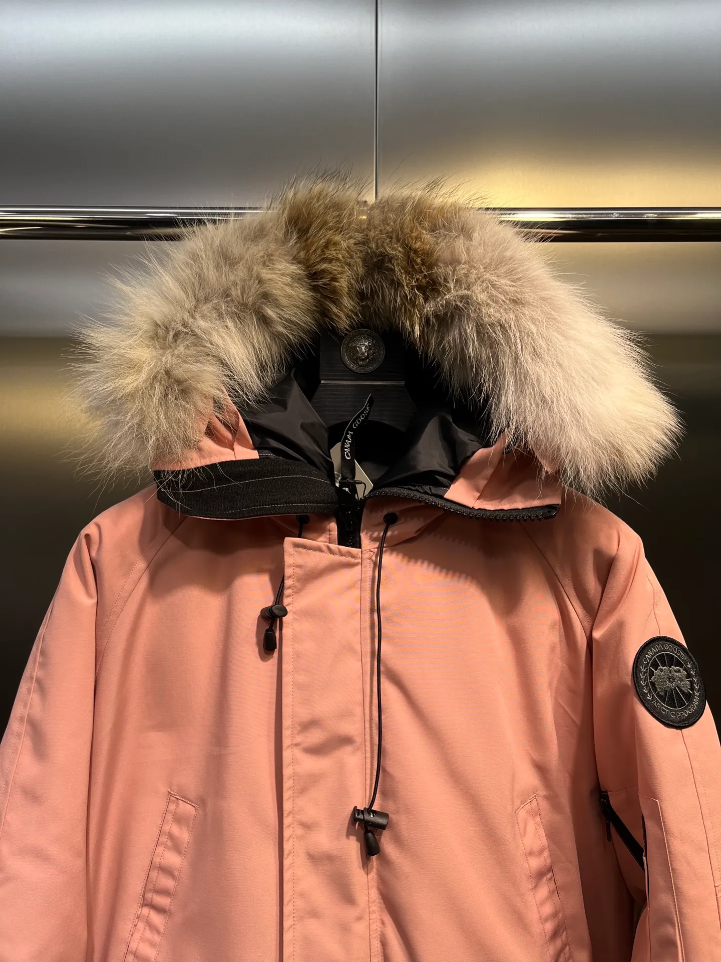 P720 high-end version (new version of Big Goose 01) Canada Goose Canada Goose #Chilliwack 7999M bomber jacket short down jacket/01 model #Men and Women Same Style# ➖ Genuine synchronous anti-counterfeiting chip sensor! ➖ Imported 21S polyester-cotton blended original fabric [last year’s 16S/18S hard fabrics have been completely eliminated, this year all use 21S genuine synchronous fabrics, the soft mid-strap feels delicate and textured], genuine synchronous Feather-Light 10D waterproof coating fabric, made of 84.5 polyester fiber and 15.5 cotton, 100% the best feel in the entire network! ➖ The genuine official website is synchronized with the national standard 80 white duck down, you can check the official website customer service, there will never be a series of misleading claims such as 90 down or goose down! ➖ Using the best nylon lining with double double-layer sealing design, velvet-proof No. 7 needle + grid-filled down ready-made garments, there is 100% no so-called velvet running! ➖ The cuffs are designed with thickened seamless threads, and the collar and pockets are lined with top-quality polar fleece to keep you warm and comfortable! ➖ Yoshida YKK provides original custom-made electroplated sliders. YKK two-way lockable zippers are tight and smooth and will not peel off paint! ➖ 3M composite guarantees that the Velcro is the same as the original, durable, and all accessories and hardware are custom-made! ➖ Imported BEHRINGER embroidery machine to customize the 10,000-needle embroidery logo, 98% of which can be reproduced to restore the original logo. You can check and compare on the official website! ➖ The fur collars are all made of large pieces of Western Canadian blue wolf hide, ensuring that each fur collar is 13-15cm wide!   Size:XS-XXL
